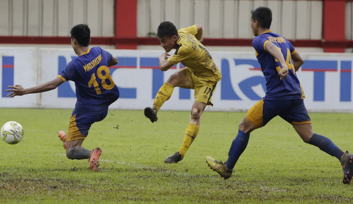 Gelandang Bhayangkara FC, Alsan Sanda, melepas tendangan saat melawan PSBL Langsa pada Piala Indonesia 2018 di Stadion PTIK, Jakarta, Jumat (1/2). Bhayangkara menang 4-3 atas PSBL. (Bola.com/Yoppy Renato)