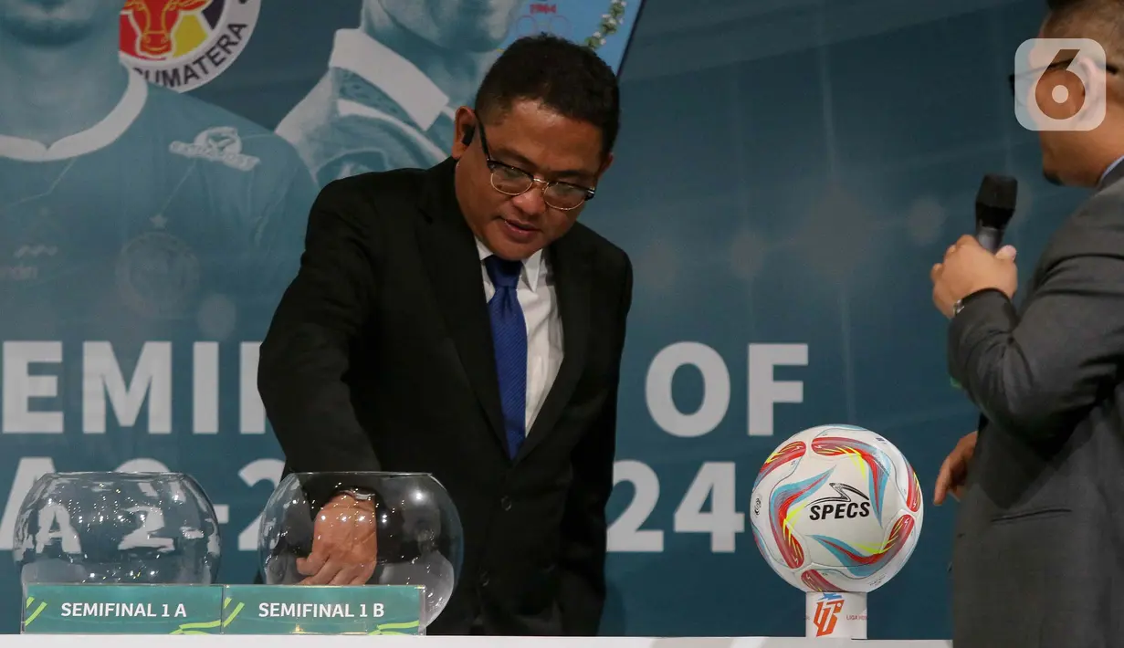 Ketua Komite kompetisi PSSI, Endri Erawan mengambil bola dalam pot pada acara The Draw for Semifinal of Pegadaian Liga 2 2023/24 di SCTV Tower, Jakarta, Senin (5/2/2024). (Liputan6.com/Herman Zakharia)