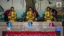 Para jemaat membersihkan patung yang ada di Vihara Amurva Bhumi, Jakarta, Kamis (4/2/2021). Ritual mencuci patung dewa serta bersih-bersih ini dilakukan dalam rangka menyambut perayaan Tahun Baru Imlek 2572. (Liputan6.com/Faizal Fanani)