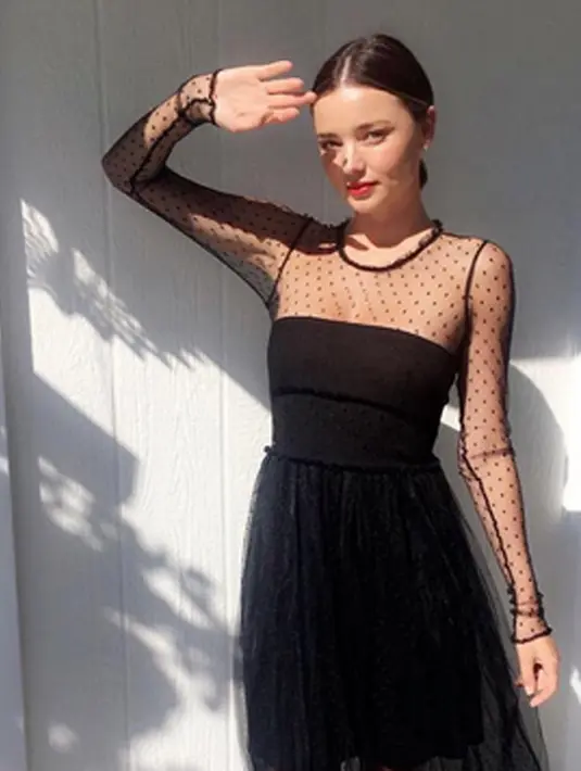 Sungguh romantis, di pesta pernikahannya, Miranda Kerr membawakan satu judul lagu yang dipersembahkan untuk sosok pria yang telah menjadi suaminya saat ini, Evan Spiegel. (Instagram/mirandakerr)