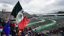 Pendukung pebalap Meksiko, Sergio Perez, saat latihan bebas F1 GP Meksiko di Sirkuit Autodromo Hermanos Rodriguez, Jumat (28/10/2016). (AFP/Alfredo Estrella)