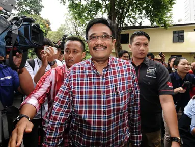 Cawagub DKI Jakarta, Djarot Saiful Hidayat (tengah) saat menuju ruang Dirkrimum Polda Metro Jaya, Jakarta, Senin (5/12). Djarot diperiksa sebagai saksi kasus penghadangan kegiatan kampanye  pada 25 November 2016 lalu. (Liputan6.com/Helmi Fithriansyah)