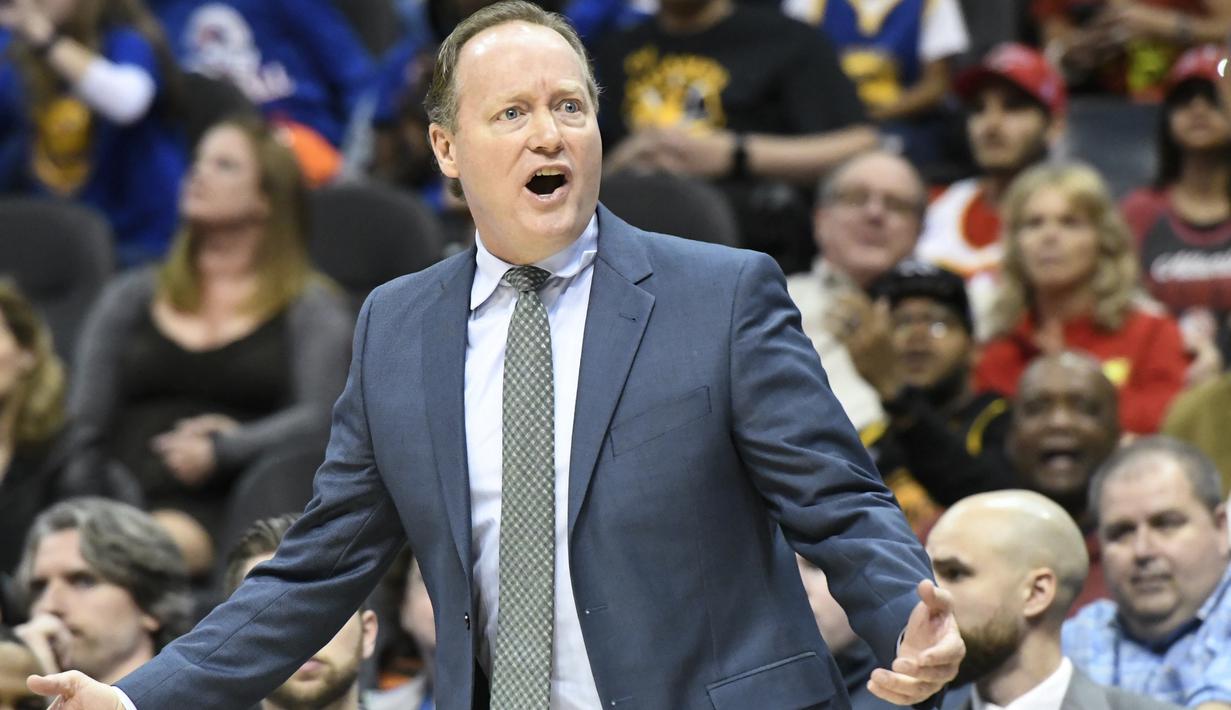 Pelatih Atlanta Hawks, Mike Budenholzer melakukan protes kepada wasit saat timnya melawan Warriors pada laga NBA basketball game  di Philips Arena, Atlanta, (2/3/2018). Warriors menang 114-109. (AP/John Amis)