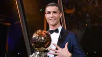 Luka Modrid baru saja meraih gelar sebagai pemenang Ballon d’Or 2018. Raihan tersebut merusak dominasi Ronaldo dan Messi yang selalu meraih gelar tersebut. Namun tahun ini Ronaldo berhasil menciptakan sejumlah rekor Ballon d’Or. (AFP/Frank Faguere)