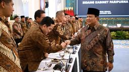 Sidang dihadiri segenap jajaran Kabinet Merah Putih. Tampak dalam foto, Presiden Prabowo Subianto saat menyalami Menteri Pemuda dan Olahraga, Erick Thohir. (Biro Pers Istana Kepresidenan)