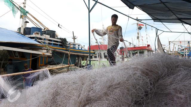 20160115-Cuaca Buruk, Nelayan Balongan Isi Waktu Perbaiki Jaring-Indramayu