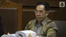 Terdakwa kasus dugaan suap kepada Asisten Pidana Umum Kejati DKI Jakarta Agus Winoto dan jaksa Kejati DKI Jakarta Arih W Suranta, Alfin Suherman (kanan) menyimak keterangan saksi saat sidang lanjutan di Pengadilan Tipikor Jakarta, Senin (14/10/2019). (Liputan6.com/Helmi Fithriansyah)
