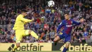 Duel pemain Villarreal, Alvaro Gonzalez (kiri) dan pemain Barcelona, Philippe Coutinho pada laga La Liga Santander di Camp Nou stadium, Barcelona, (9/5/2018). Barcelona menang telak 5-1. (AFP/Pau Barrena)