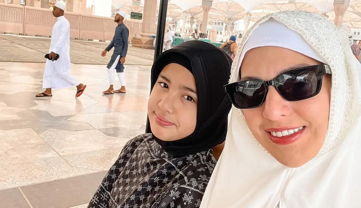 Nia Ramadhani tampil memesona dengan balutan hijab putih dan berkacamata. Tak hanya itu, keberadaan Mikhayla juga curi perhatian. Mikhayla yang beranjak ABG berhasil bikin warganet terpesona dengan kecantikan putri sulung Nia Ramadhani. (Liputan6.com/IG/ramadhaniabakrie)