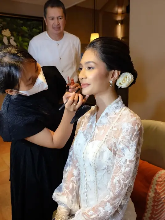 Nah, baju kebaya Ambon Mikha bisa jadi inspirasi kebaya pernikahan yang sederhana namun bersahaja, nih. [@miktambayong]