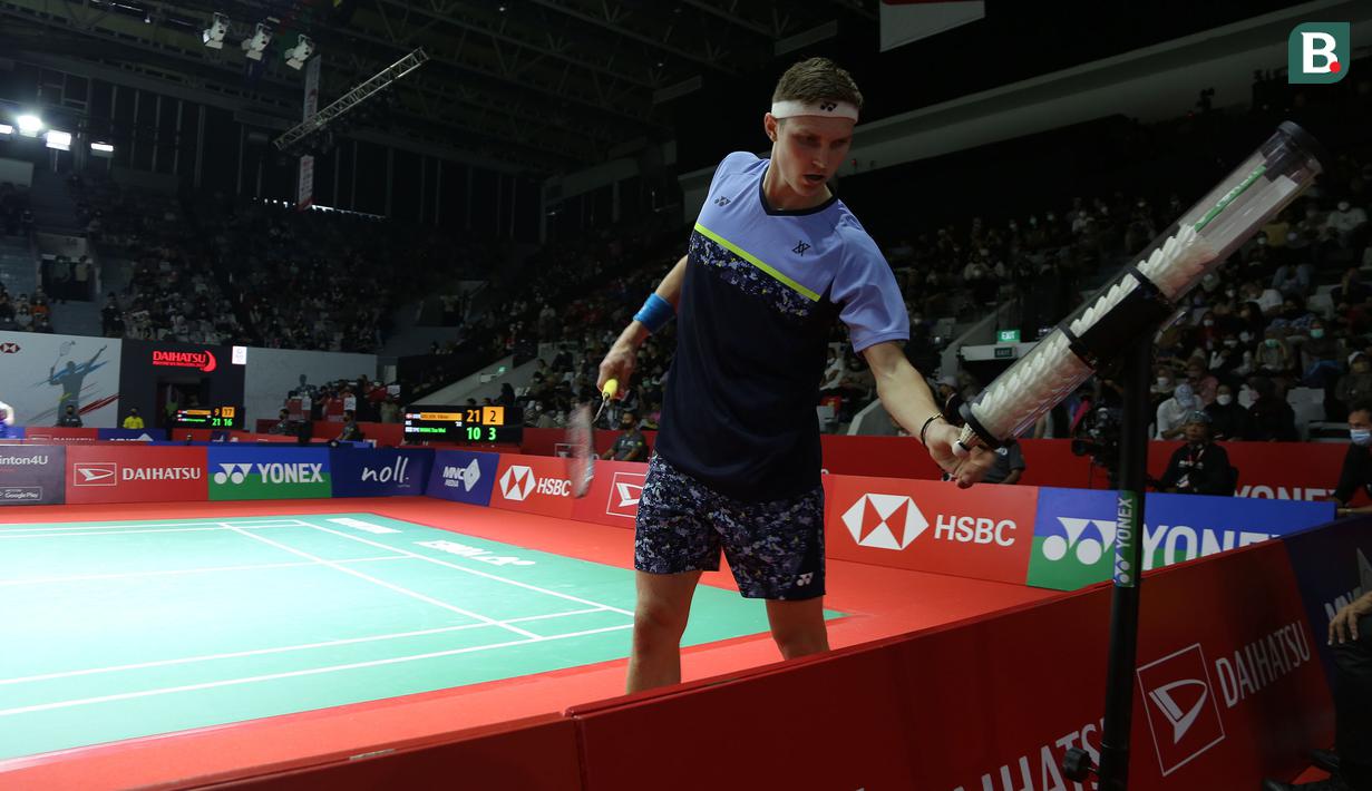 Penampilan yang penuh percaya diri menjadi senjata utama dari pebulu tangkis bertinggi 194 cm ini. Viktor Axelsen menganggap Istora Senayan sebagai arena legendaris baginya dan merupakan salah satu venue favorit baginya. (Bola.com/Ikhwan Yanuar)