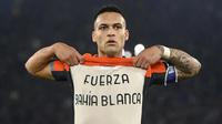 Pesan di kaus Lautaro Martinez usai mencetak gol ke gawang Lazio pada lanjutan Liga Italia 2023/2024 hari Senin dini hari WIB. (AFP)