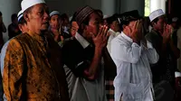 Usai melakukan salat Jumat, sejumlah warga melakukan salat Gaib di Mesjid Agung Al'Akbar, Surabaya, Jumat (2/1/2015). Sholat Ghoib dilakukan untuk mendoakan korban kecelakaan Pesawat AirAsia QZ8501. (Liputan6.com/Johan Tallo)