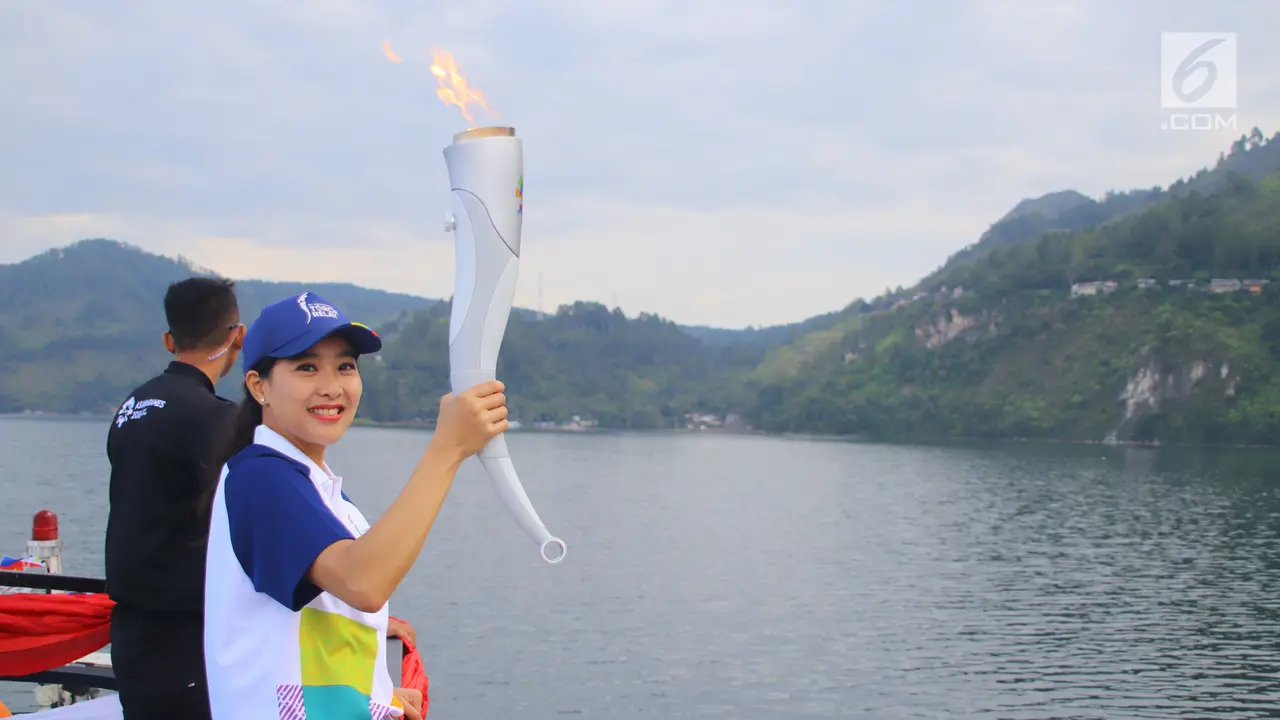 Olivia Zalianty Bawa Obor Asian Games Arungi Danau Toba
