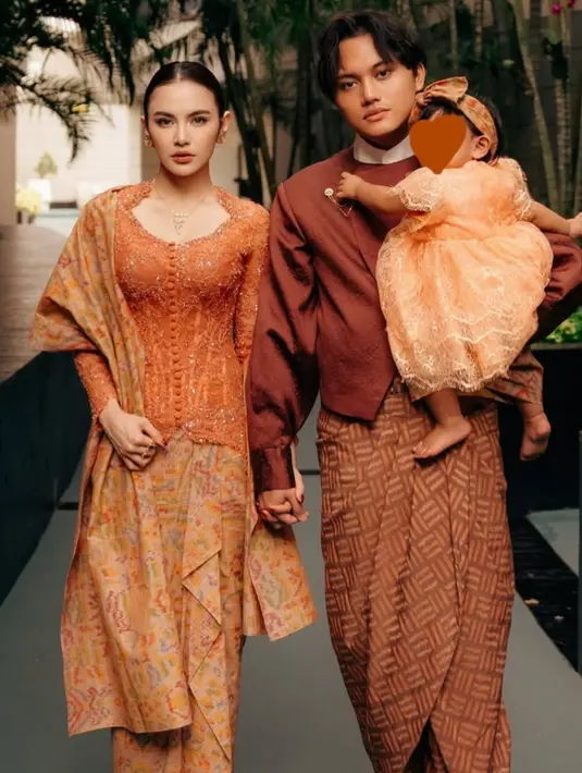Mahalini viral dengan busana lebarannya, ia memilih mengenakan kebaya lace warna terracotta orange dipadukan selendang yang serasi dengan bawahan kainnya. [@mahaliniraharja]