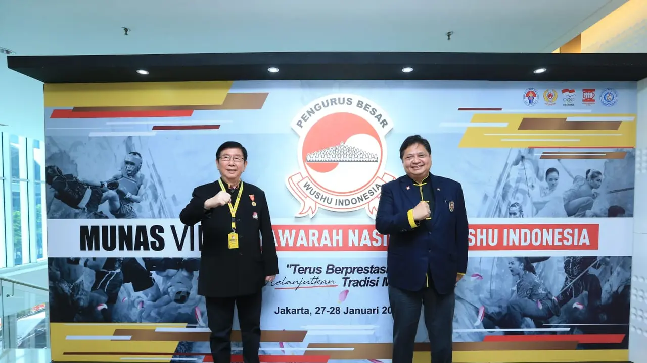 Supandi Kusuma bersama ketua Wushu Indonesia Airlangga Hartarto