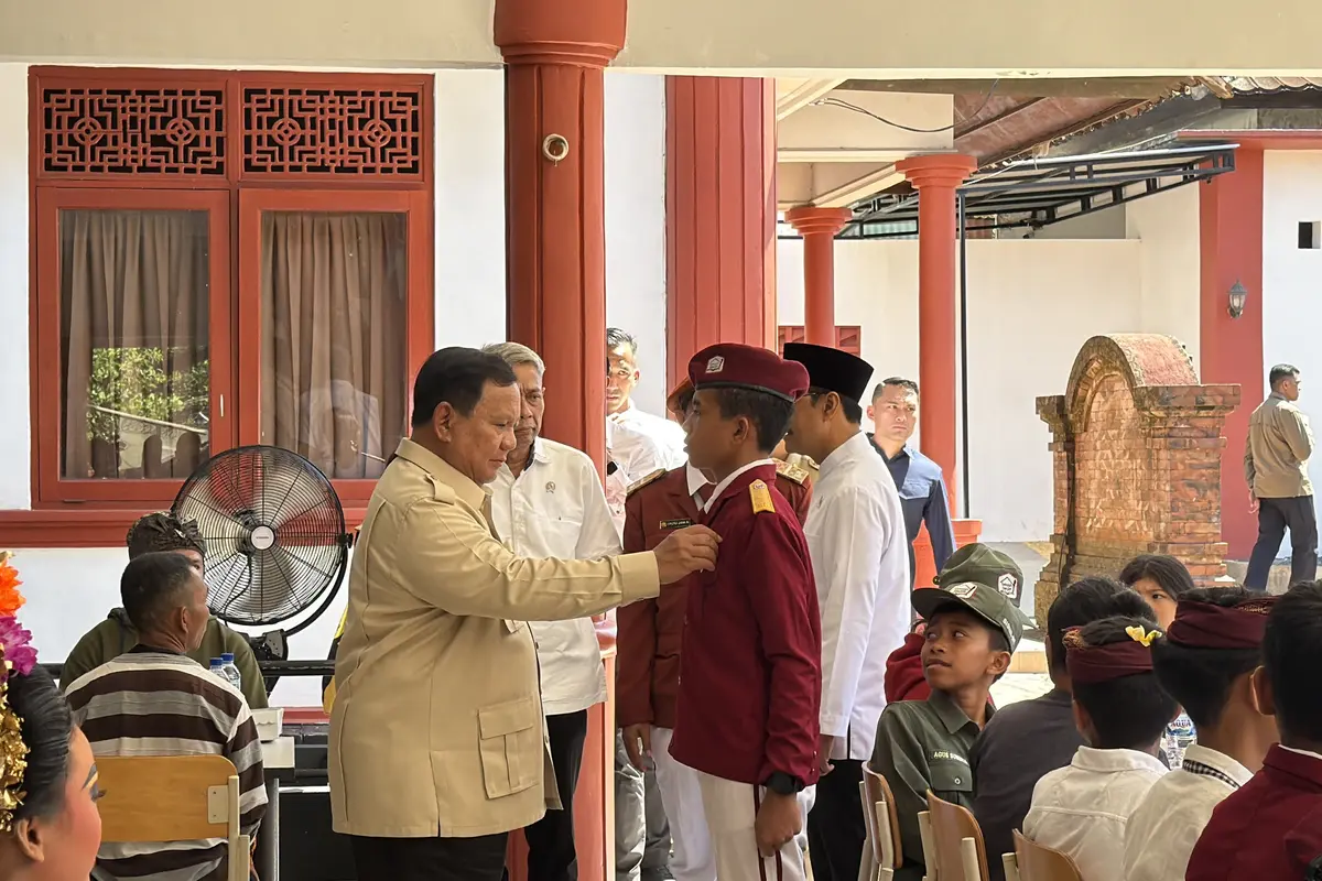 Presiden Prabowo Subianto makan siang bersama siswa Sekolah Rakyat Menengah Pertama (SRMP) 17 Tabanan, Bali, Minggu (7/6/2026).