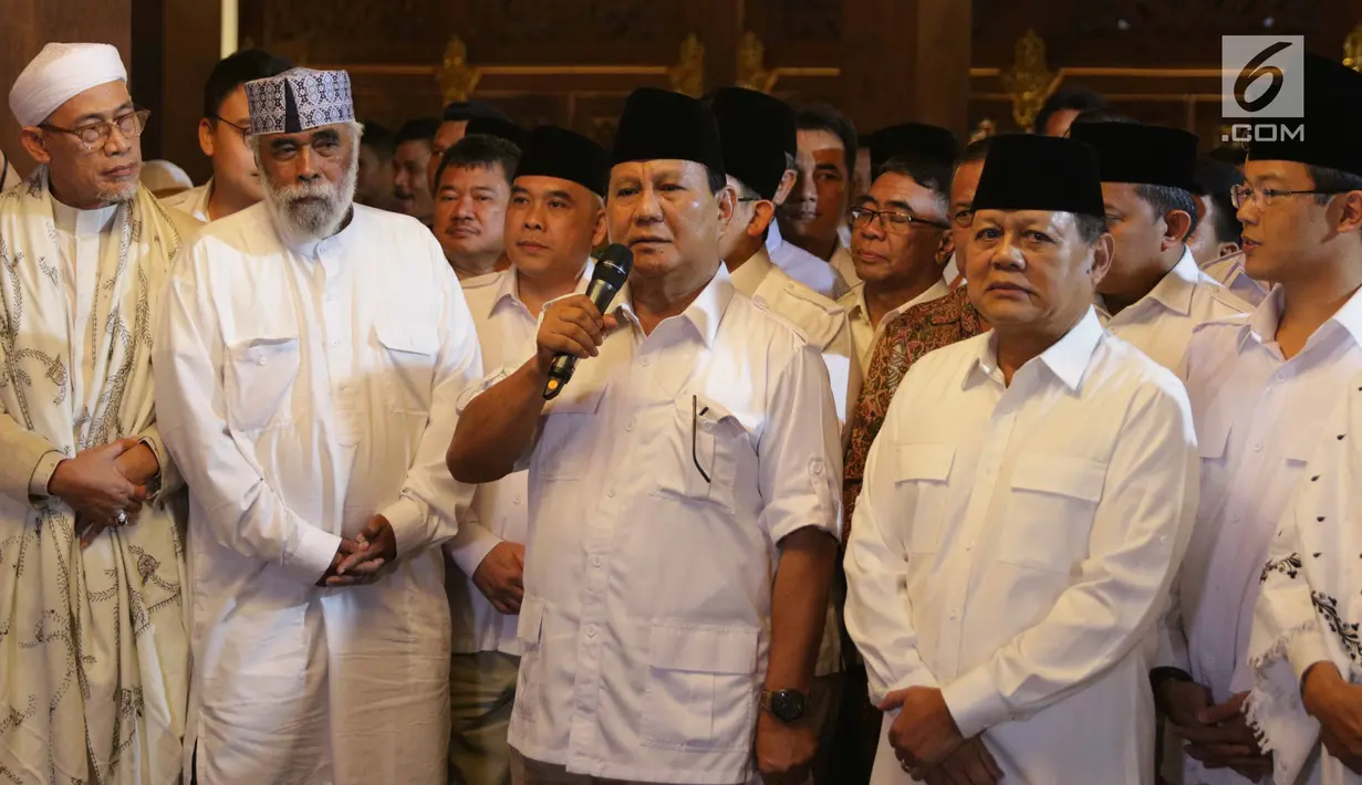 Ketum Partai Gerindra Prabowo Subianto menggelar konferensi pers terkait Pilgub Jabar 2018 di Hambalang, Jawa Barat, Sabtu (9/12). Gerindra secara resmi menunjuk Mayjen (Purn) Sudrajat sebagai bakal calon gubernur Jawa Barat. (Liputan6.com/Faizal Fanani)