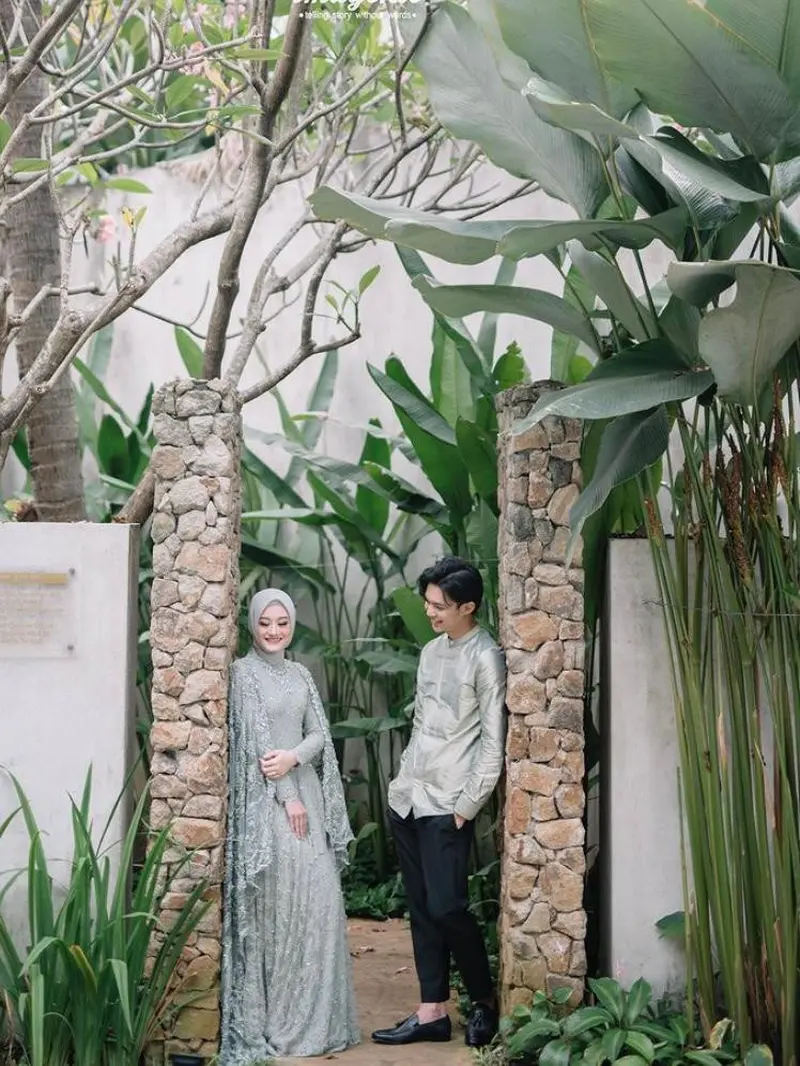 6 Inspirasi Baju Couple Lamaran untuk Wanita Berhijab, dari Citra Kirana hingga Dinda Hauw