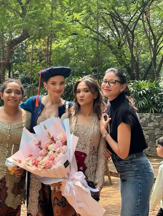 Saudara perempuannya, Casey Paquita hadir dengan kebaya sage. Sementara itu, sang sahabat Medina mengenakan atasan hitam dipadukan rok hitamnya. [@medinadinaaa]