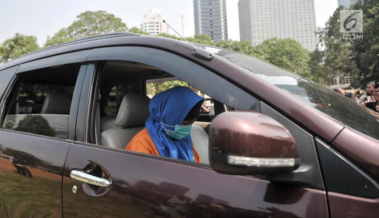 Tersangka Aulia Kesuma saat mengikuti rekonstruksi kasus istri bunuh dan bakar suami serta anak tiri di Polda Metro Jaya, Jakarta, Senin (9/9/2019). Aulia dan model yang memerankan tersangka Kelvin memeragakan tiga adegan pembakaran korban di dalam mobil. (merdeka.com/Iqbal Nugroho)