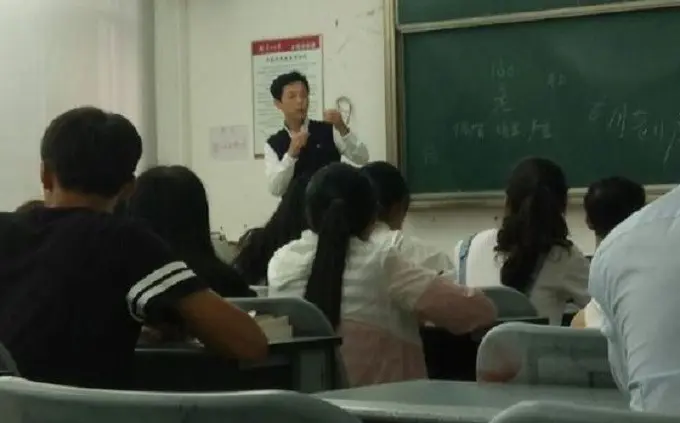 Profesor Hu Ming tampak tengah mengajar di Universitas Guizhou, China (Liputan6.com/Teddy Tri Setio Berty)