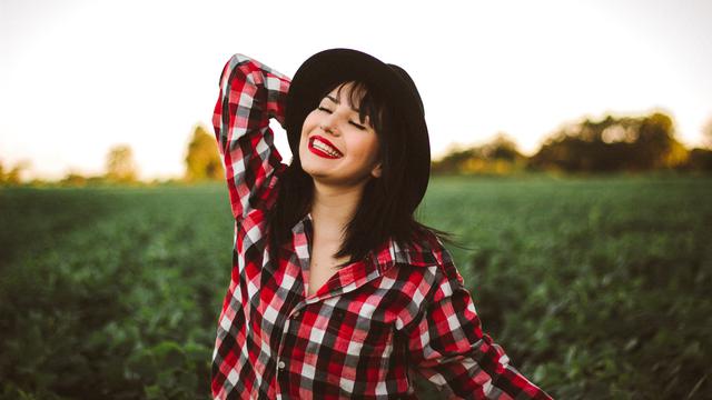 Ilustrasi perempuan bahagia