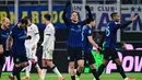 Gelandang Inter Milan asal Polandia, Piotr Zielinski (tengah) merayakan golnya dalam pertandingan pekan ke-17 Serie A Italia melawan Bologna di Stadion San Siro, Milan, Minggu (4/1/2026) waktu setempat atau Senin (5/1/2026) dini hari WIB. Inter Milan memastikan kembali ke puncak klasemen usai meraup poin penuh pada pertandingan pekan ke-18 Serie A Italia 2025/2026. (Piero CRUCIATTI/AFP)