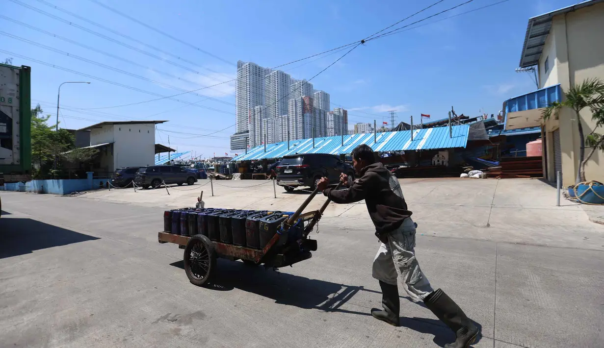 Pedagang mendorong gerobak berisi jeriken air bersih untuk segera didistribusikan kepada pelanggan di Kawasan Muara Angke, Jakarta, Kamis (28/5/2026). (Kapanlagi.com/Budy Santoso)