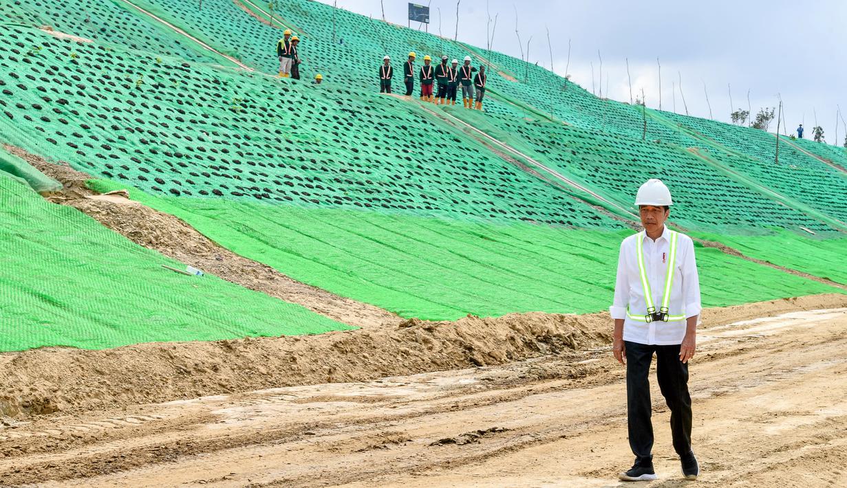 "Sekarang dibangun tol ini langsung dari Balikpapan menuju ke Nusantara. Itu hanya memakan waktu kira-kira 50 menit, jaraknya 57 km sehingga ini akan mempercepat mobilitas orang dan barang nantinya ke Nusantara," ujar Presiden. (Foto: Dok. Sekretariat Presiden)