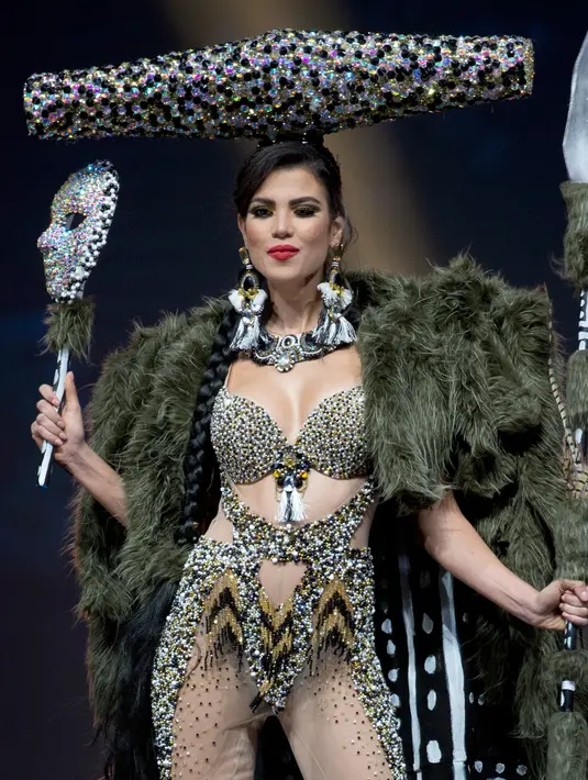 Miss Chile, Andrea Diaz menampilkan kostum nasionalnya selama National Costume Show Miss Universe 2018 di Chonburi, Thailand, Senin (10/12). 94 wanita cantik se-dunia berlomba menjadi yang terbaik di ajang Miss Universe 2018 (AP/Gemunu Amarasinghe)