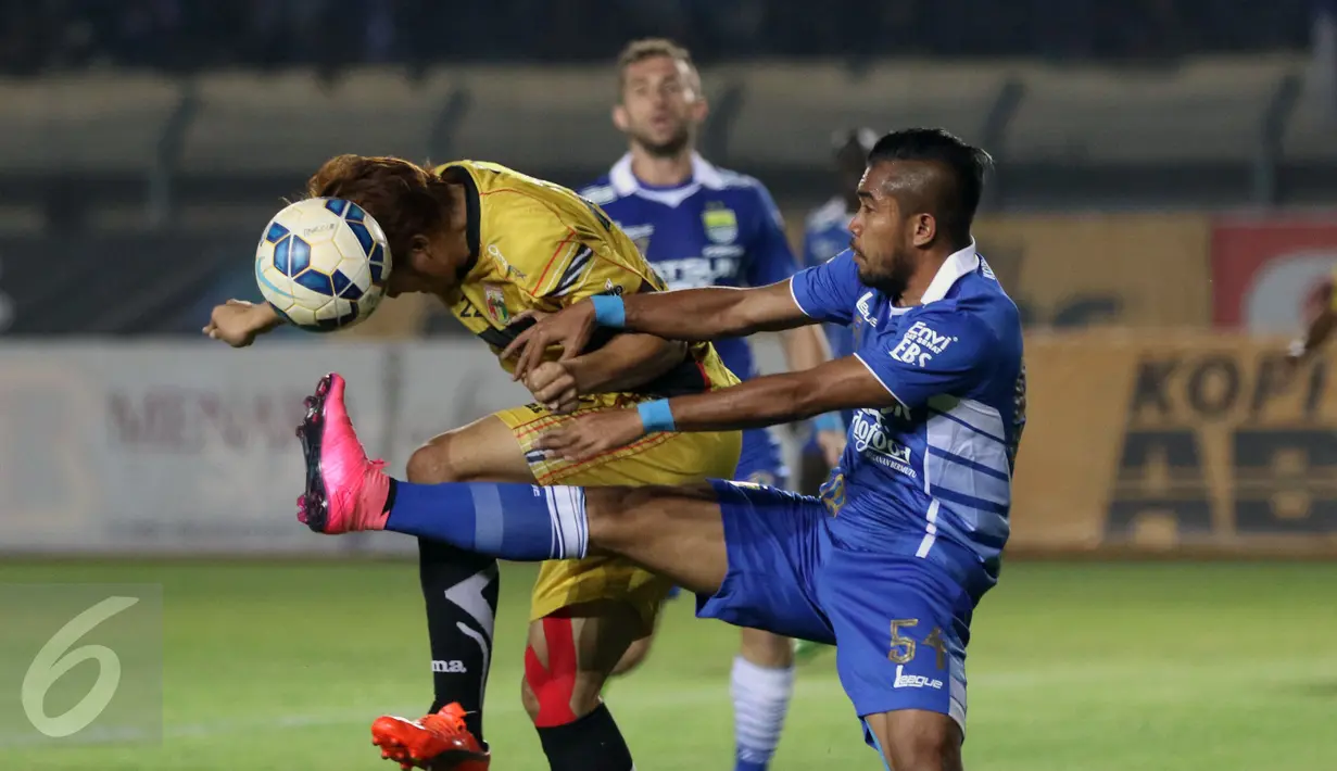 Penyerang Mitra Kukar, Michael Orah berebut bola dengan pemain Persib, Zulham Zamrun di laga semi final Piala Presiden 2015 di Stadion Si Jalak Harupat, Bandung, Sabtu (10/10/2015). Mitra Kukar kalah 1-3. (Liputan6.com/Helmi Fithriansyah)