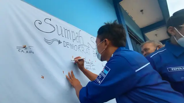 Kader Demokrat Banten membubuhkan cap jempol darah sebagai bukti kesetiaan terhadap AHY.