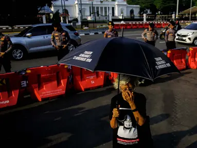 Aktivis dan pegiat hak asasi manusia sekaligus penggagas Aksi Kamisan, Maria Catarina Sumarsih mengikuti aksi Kamisan yang ke-836 di depan Istana Negara, Kamis (17/10/2024). (Liputan6.com/Angga Yuniar)