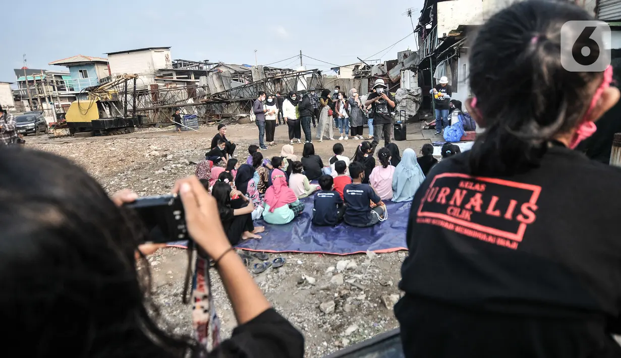 Anak-anak mengikuti Kelas Jurnalis Cilik (KJC) di Cilincing, Jakarta, Minggu (6/6/2021). KJC yang berdiri sejak 2018 merupakan semangat anak-anak pesisir dalam melawan keterbatasan. (merdeka.com/Iqbal S Nugroho)
