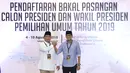 Bakal Capres/Cawapres Pemilu 2019, Prabowo Subianto (kiri) dan Sandiaga Uno usai menyerahkan syarat pencalonan di Gedung KPU, Jakarta, Jumat (10/8). Prabowo Subianto/Sandiaga Uno menjadi bakal calon kedua yang mendaftar. (Liputan6.com/Helmi Fithriansyah)