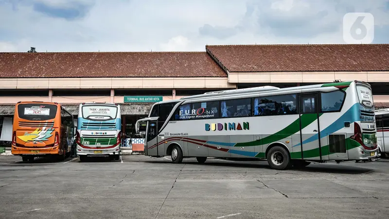 FOTO: Revitalisasi Terminal Kampung Rambutan Batal Akibat COVID-19