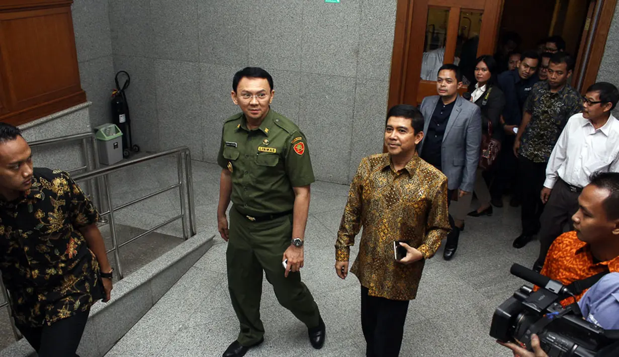 Menteri Pemberdayaan Aparatur Negara dan Reformasi Birokrasi (MenPAN-RB), Yuddy Chrisnandi (kanan) menemui Plt Gubernur DKI Jakarta, Basuki Tjahaja Purnama di Balai Kota Jakarta, Senin (3/11/2014). (Liputan6.com/Faizal Fanani)