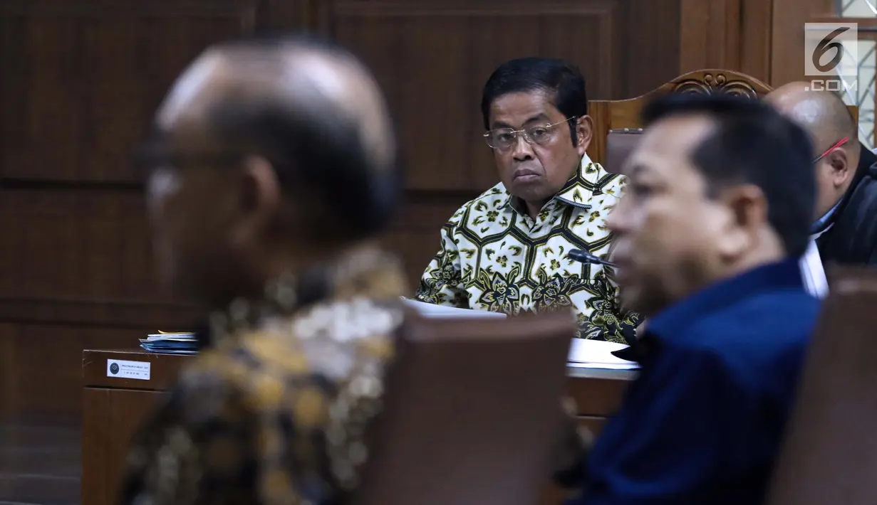 Terdakwa dugaan suap pembangunan PLTU Riau-1,Idrus Marham menyimak keterangan Mantan Ketua DPR, Setya Novanto saat sidang lanjutan dugaan suap pembangunan PLTU Riau-1, Pengadilan Tipikor, Jakarta, Selasa (19/2). (Liputan6.com/Helmi Fithriansyah)