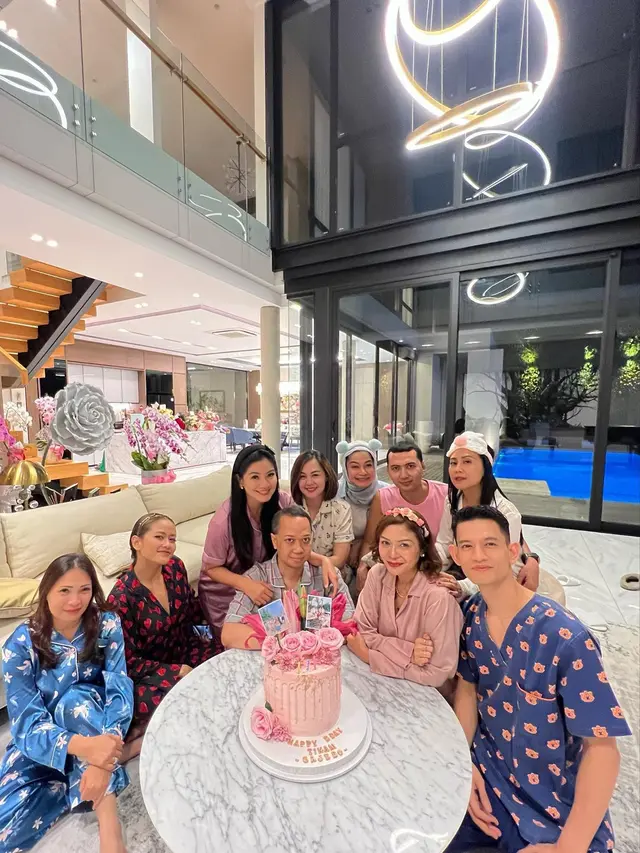 7 Momen Titi Kamal Rayakan Ulang Tahun dengan Tema Pajamas Party Bareng Sahabat