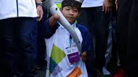 Zulkarnain sempat berlari kecil tanpa menggunakan kursi roda saat membawa obor Asian Games 2018 seberat 2 kilogram. (Liputan6.com/Dian Kurniawan)