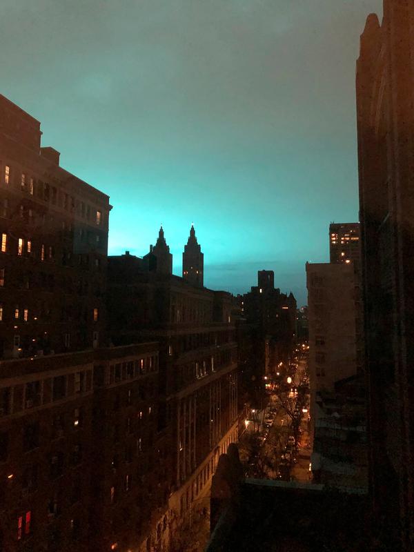 Cahaya biru di atas langit malam New York terlihat dari Manhattan Brough, Kamis (27/12). Ledakan yang cahayanya menerangi langit New York itu diketahui berasal trafo listrik perusahaan Con Edison di Astoria, distrik Queens.  (AP/Jay Reeves)