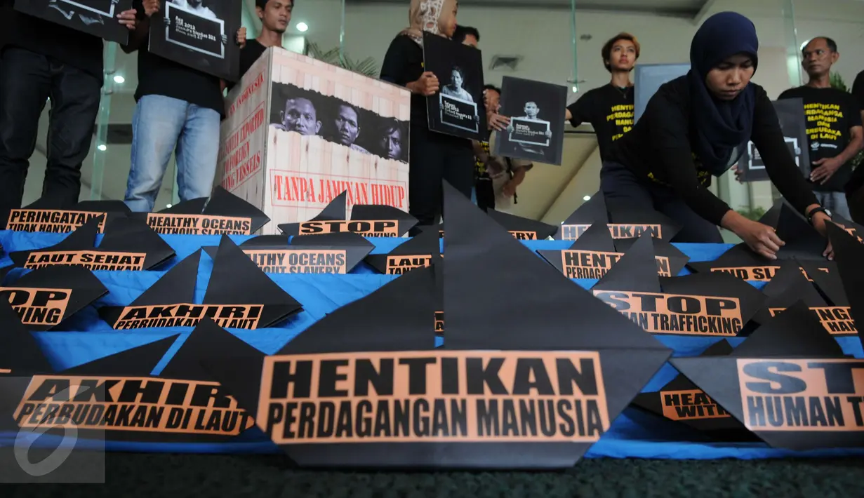 Sejumlah aktivis menggelar aksi protes di depan Kemenaker, Jakarta, Jumat (9/12). Mereka mendesak Pemerintah untuk memperbaiki kebijakan penempatan buruh migran anak buah kapal asing di luar negeri. (Liputan6.com/Helmi Afandi)