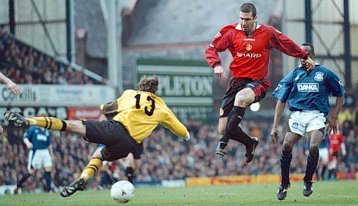 3. Eric Cantona - Mantan striker Leeds ini merupakan simbol kebangkitan Manchester United pada era 90-an. Pemain terbaik Liga Inggris tahun 1993/1994 ini membantu United meraih 11 gelar juara. (AFP/Dave Kendall) 