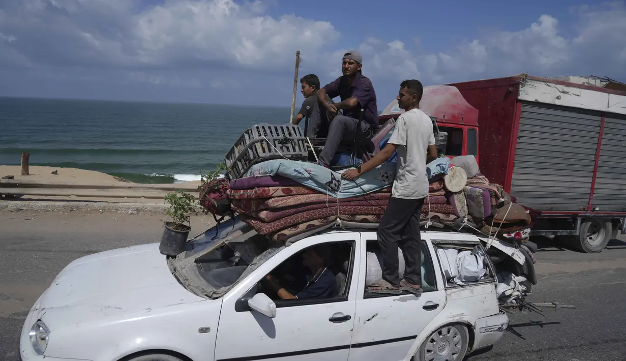 Selebaran yang menyerukan warga Gaza untuk mengungsi ke selatan menuju al-Mawasi telah disebar Israel lewat jalur udara pada Selasa 9 September 2025. (AP Photo/Jehad Alshrafi)