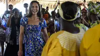 Kate Middleton menari dengan perempuan Garifuna di Hopkins Village, Belize pada 20 Maret 2022. (Johan ORDONEZ / AFP)