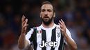 2. Gonzalo Higuain - Kedatangan Cristiano Ronaldo membuat posisinya terancam di lini depan Juventus. Football Italia menyebutkan sang bomber akan dipinjamkan ke AC Milan guna mendapatkan kesempatan bermain. (AFP/Marco Bertorello)