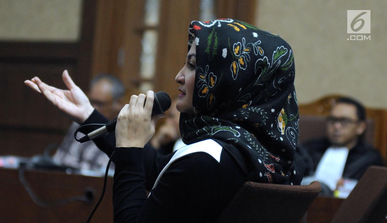 Istri Setya Novanto, Deisti Astriani Tagor saat menjadi saksi pada sidang perkara merintangi penyidikan dugaan korupsi E-KTP dengan terdakwa Bimanesh Sutarjo di Pengadilan Tipikor, Jakarta, Senin (16/4). (Liputan6.com/Helmi Fithriansyah)