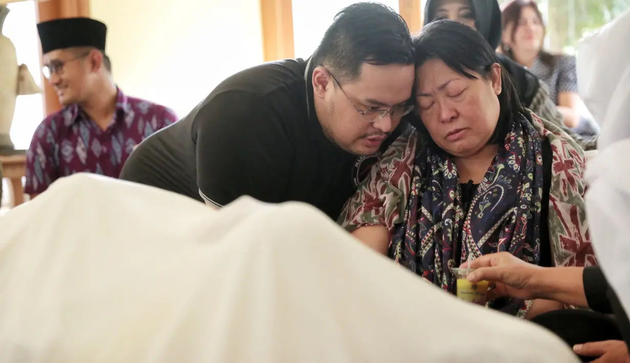 Alex Kumara meninggal dunia dalam usia 66 tahun. Mengingat banyak relasi dan anak yang berada di luar kota, jenazah baru dikebumikan pada Jumat (25/11) pagi di TPU Jeruk Purut. (Adrian Putra/Bintang.com)