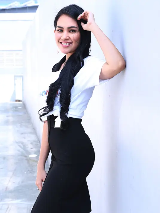 Sebagai orang tua, meski bukan sebagai orangtua kandung, Kartika Putri hanya ingin yang terbaik untuk baby Juna yang sudah sangat ia sayangi. (Galih W. Satria/Bintang.com)